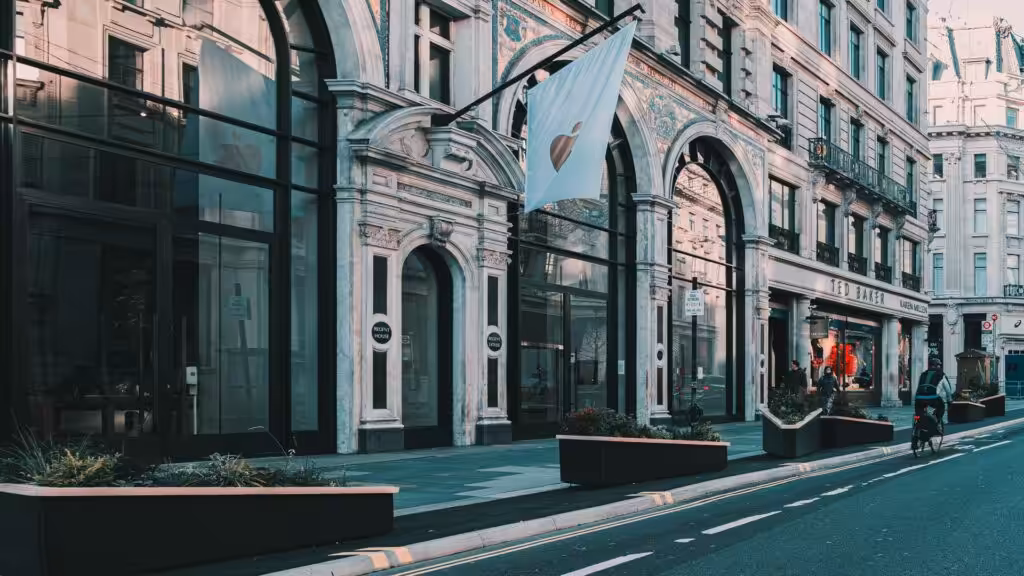 Retail security guard supporting a Mayfair store